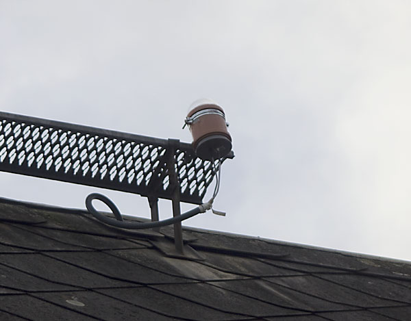 die Kamera auf dem Hausdach