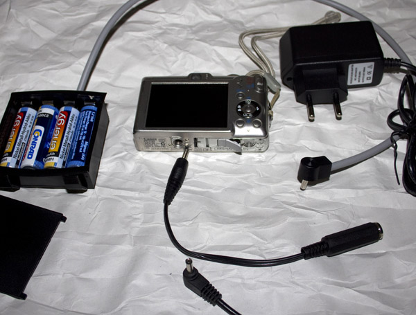 Kamera mit Netzteil und Batteriefach